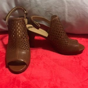 Naturalizer Brown Heels (NWOT)